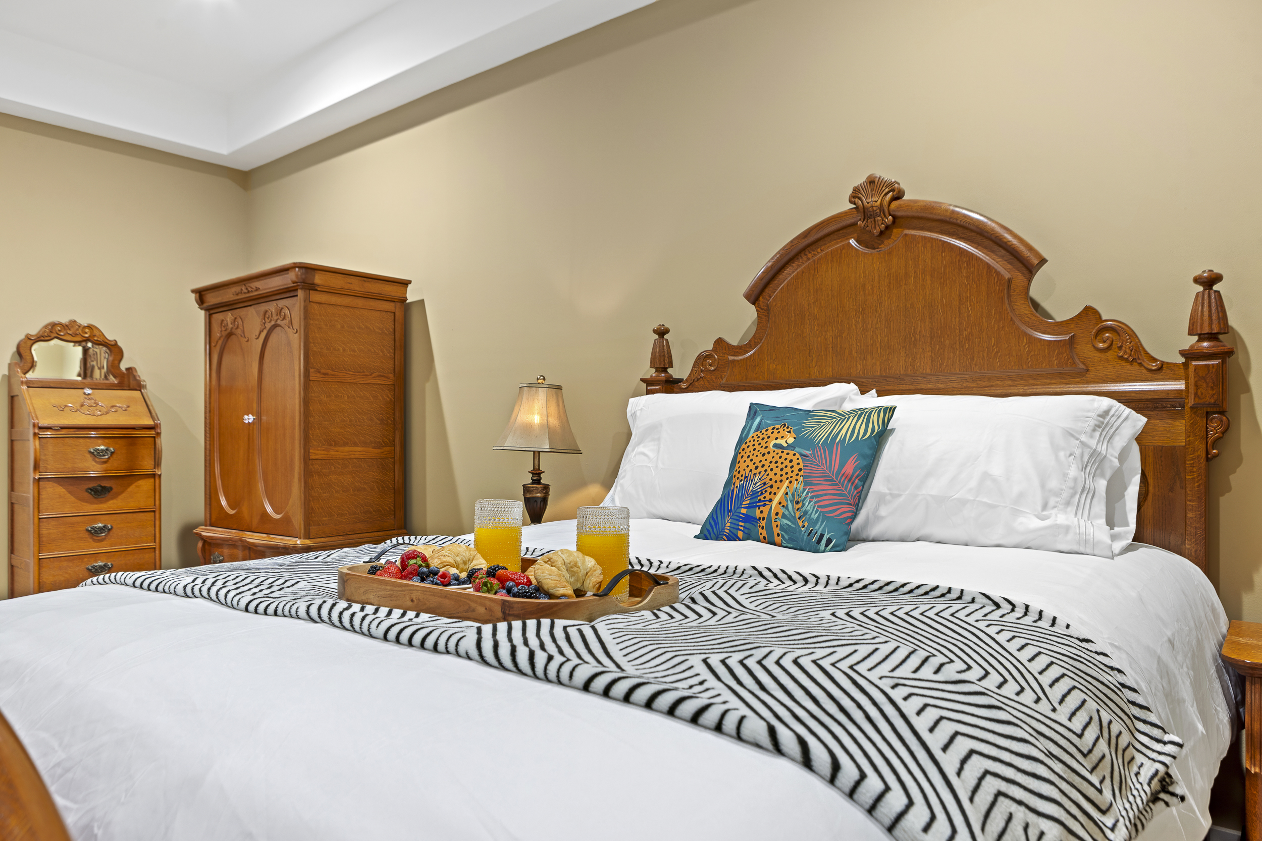 Master Bedroom: Experience elegance with vintage charm, a breakfast tray, and vibrant decor!