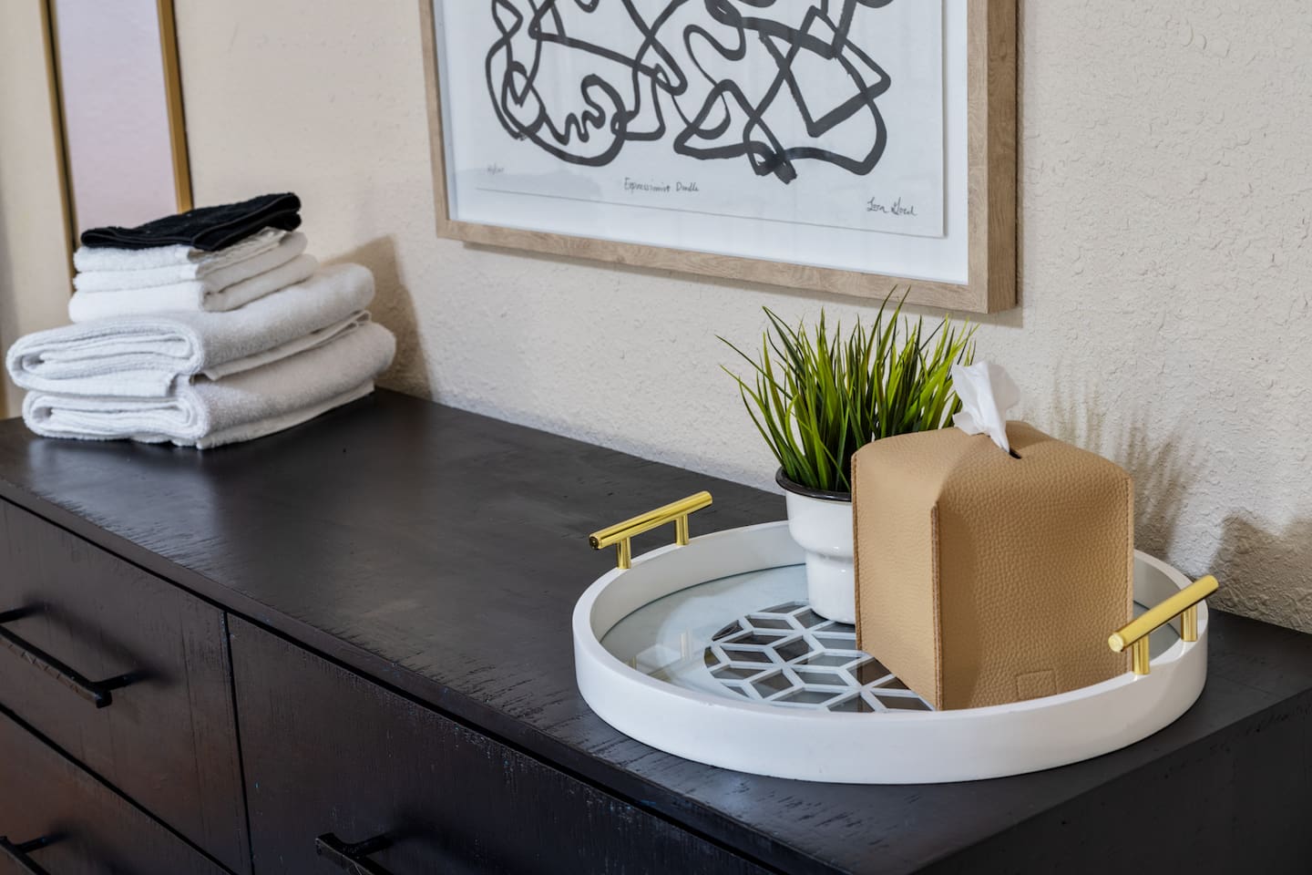 houghtful touches like fresh linens, tissues, and greenery give the bedroom a modern hotel vibe.
