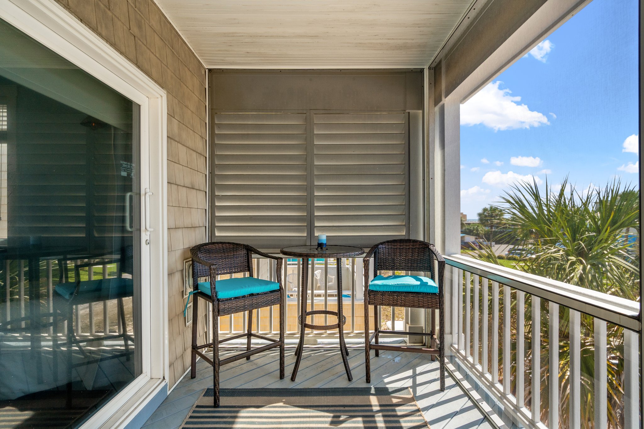 Screened in patio with bistro set