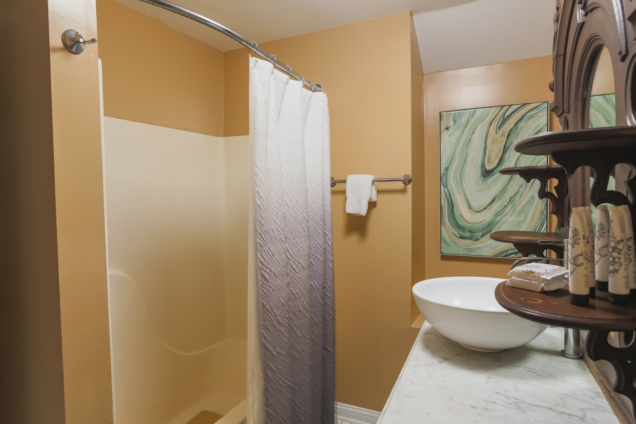 Unwind with the comfort of a full tub and shower combo—ideal for both quick rinses and long soaks.