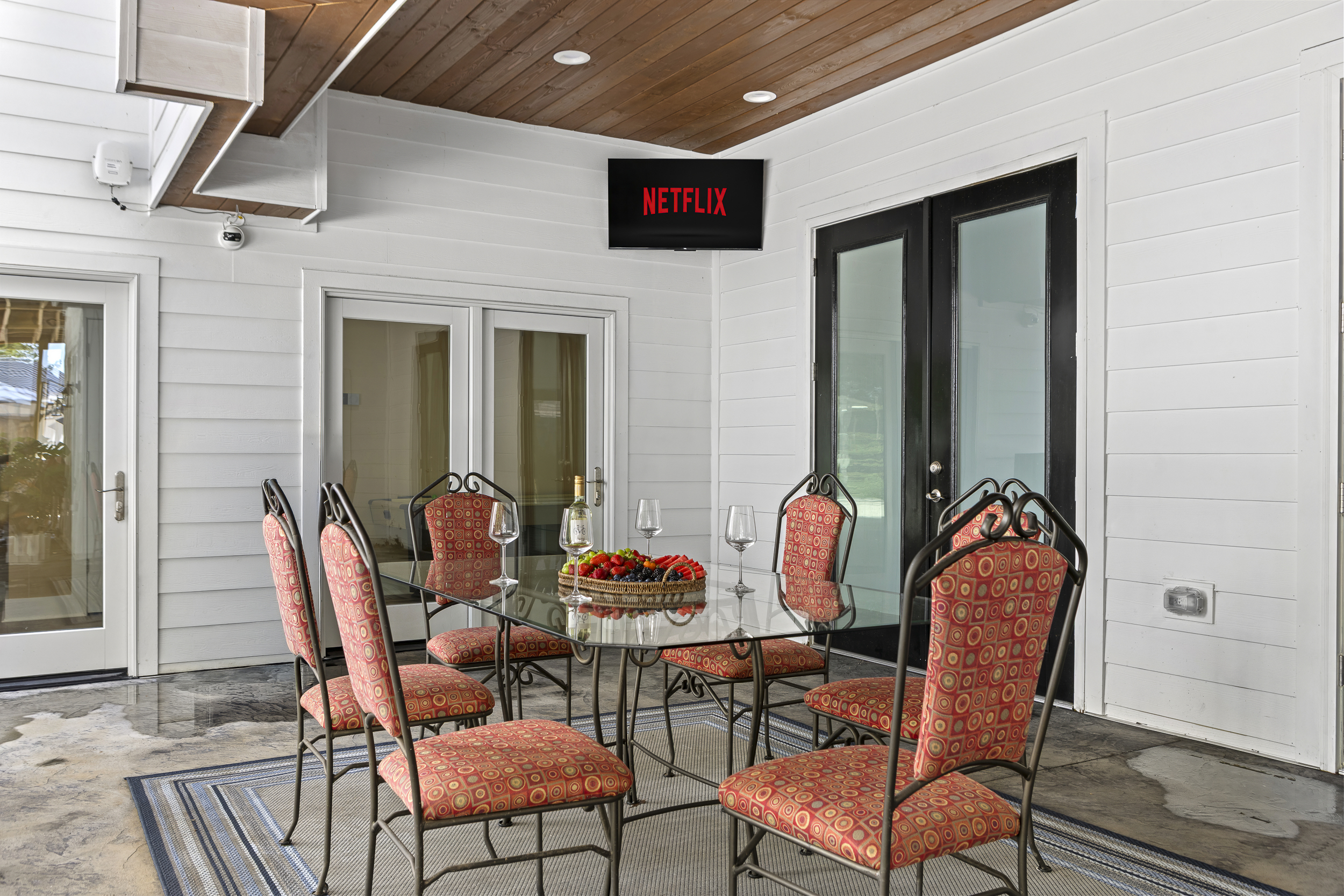 Outdoor Dining Oasis: Enjoy meals al fresco with Netflix and delightful views!