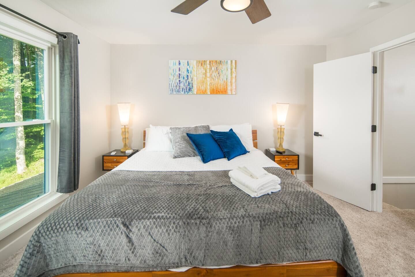 Unit 6: Bedroom #2 (King) Includes Roku TV (Hulu+, ESPN+, & Disney+)