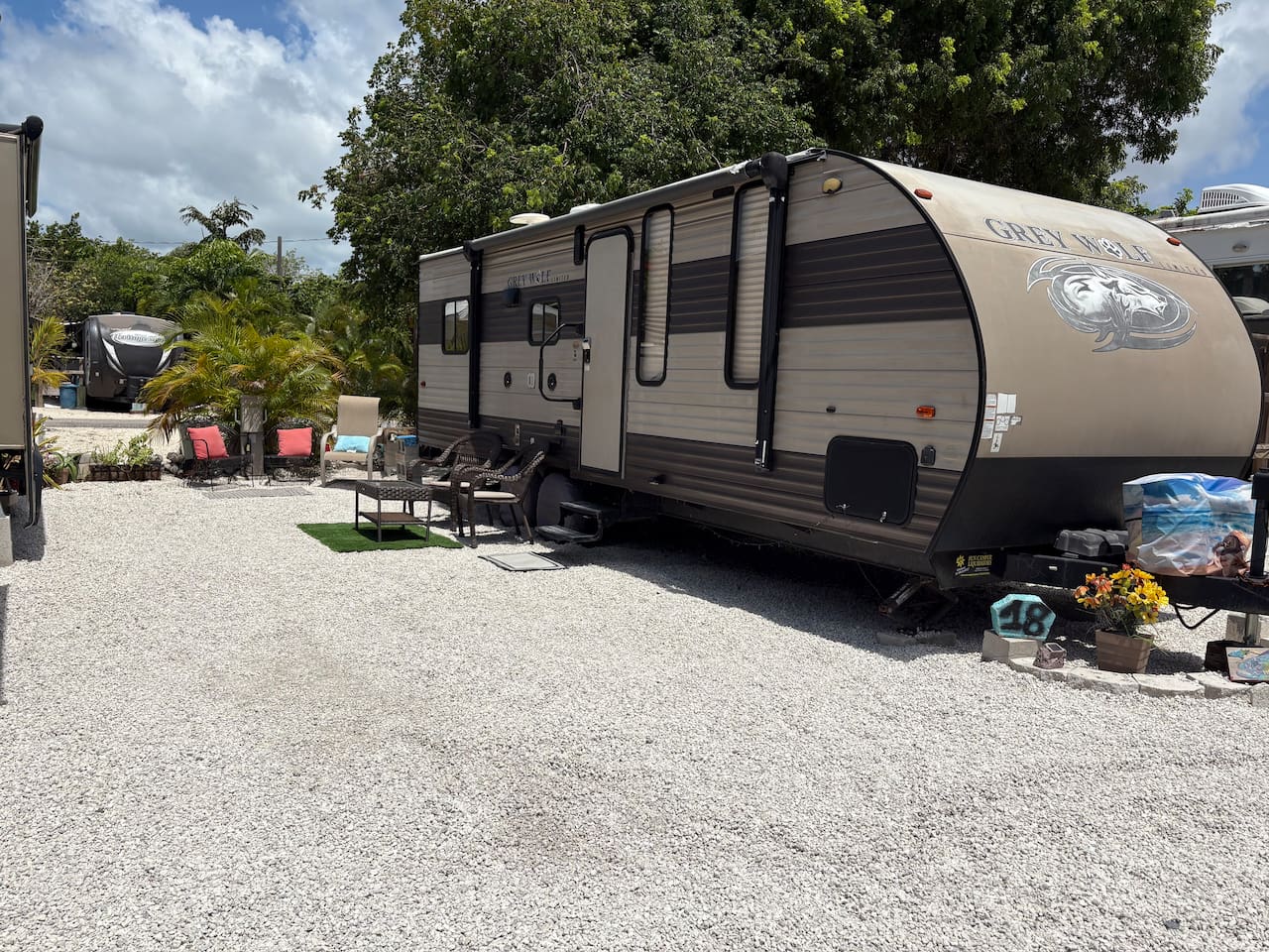 RV In the Keys provides parking and outside seating for 4.