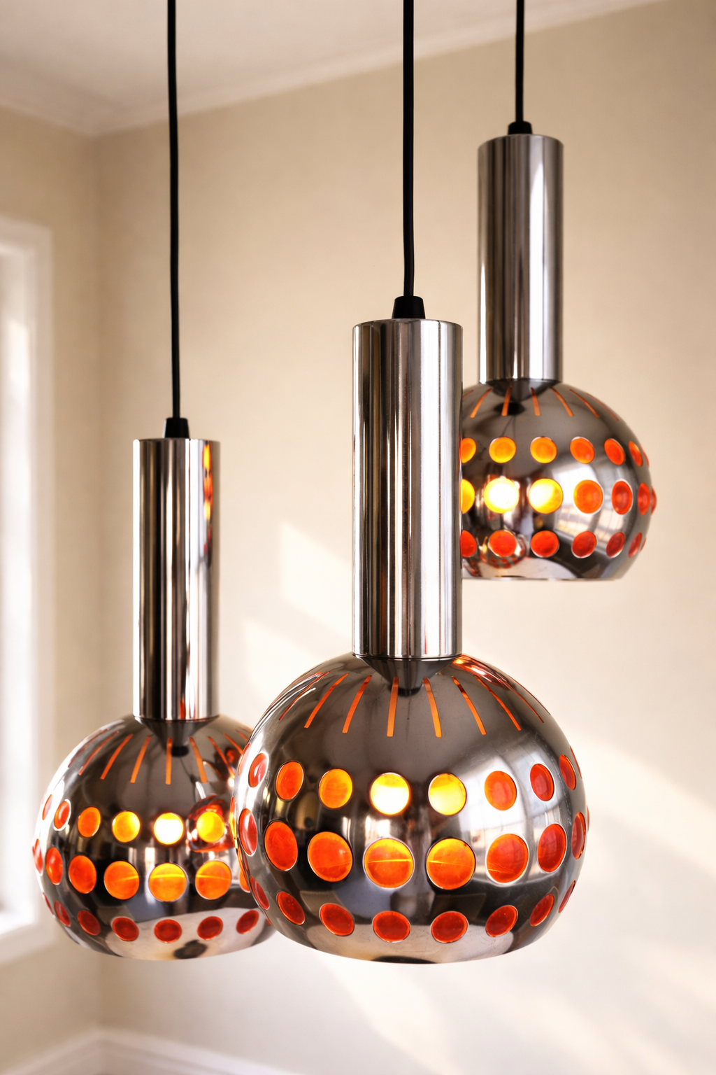 Sputnik lamps in the dining area