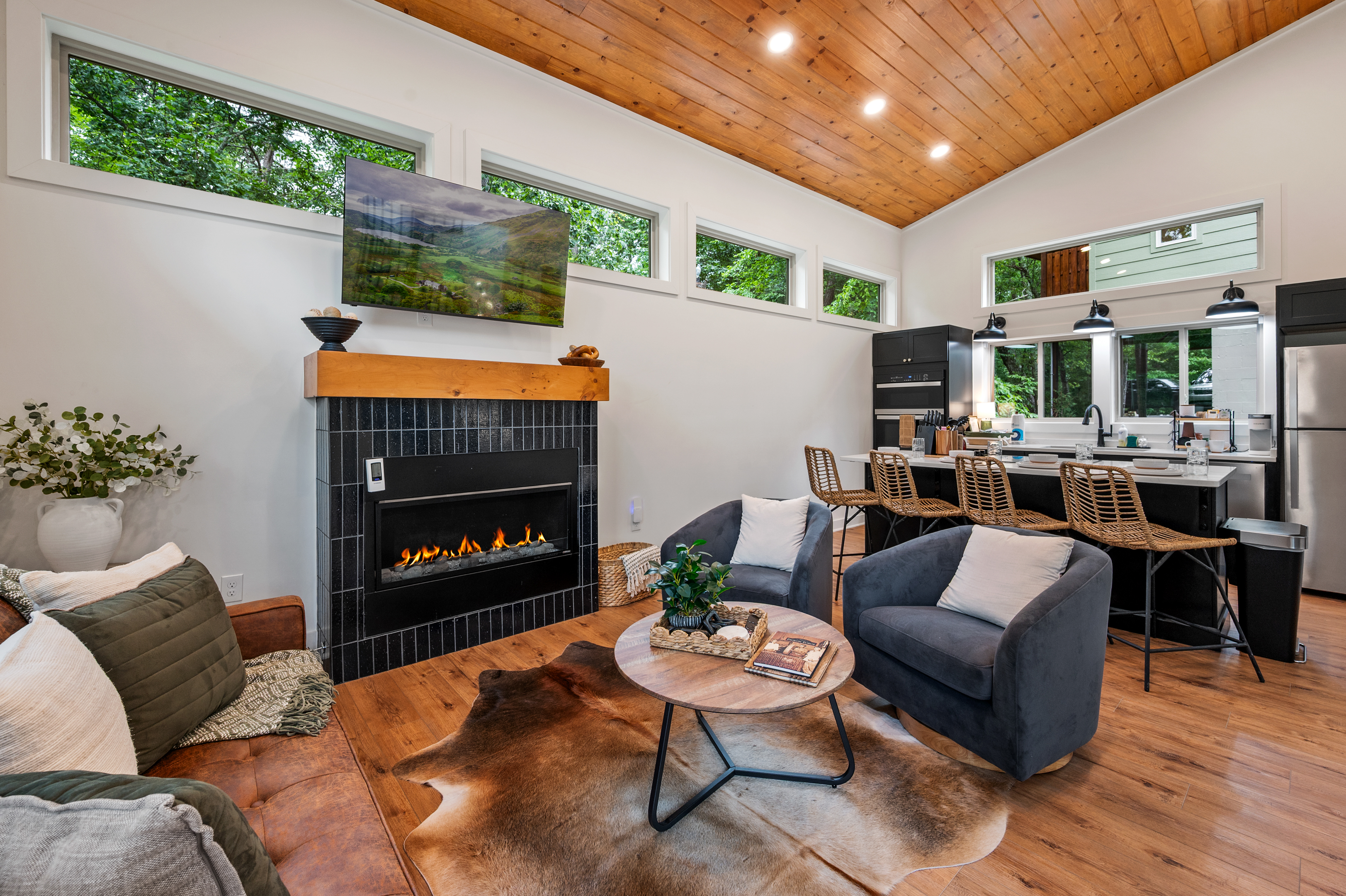 Living space had everything you need! Watch TV, reconnect, or plan out the day's fun activities while you get a meal ready in the kitchen. 