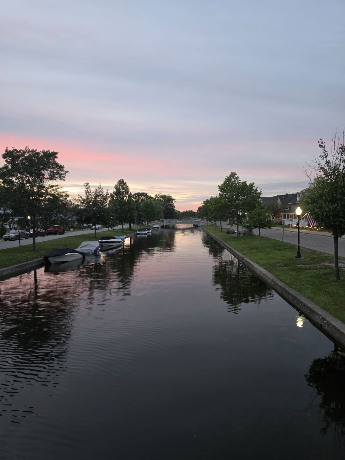 Golden hour hitting the iconic canal. Take a scenic evening walk right past the docked boats and into the heart of the Village shops and local dining—all just steps away from Wanderer's Rest.