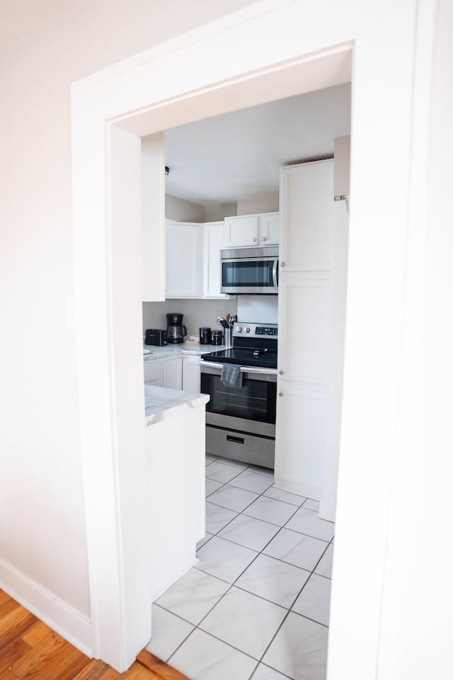 The kitchen is stocked with all the essentials—fridge, stove, oven, microwave, dishwasher, coffee maker, and blender. Whether you're making a full meal or just a quick cup of coffee, you’ll have everything you need.