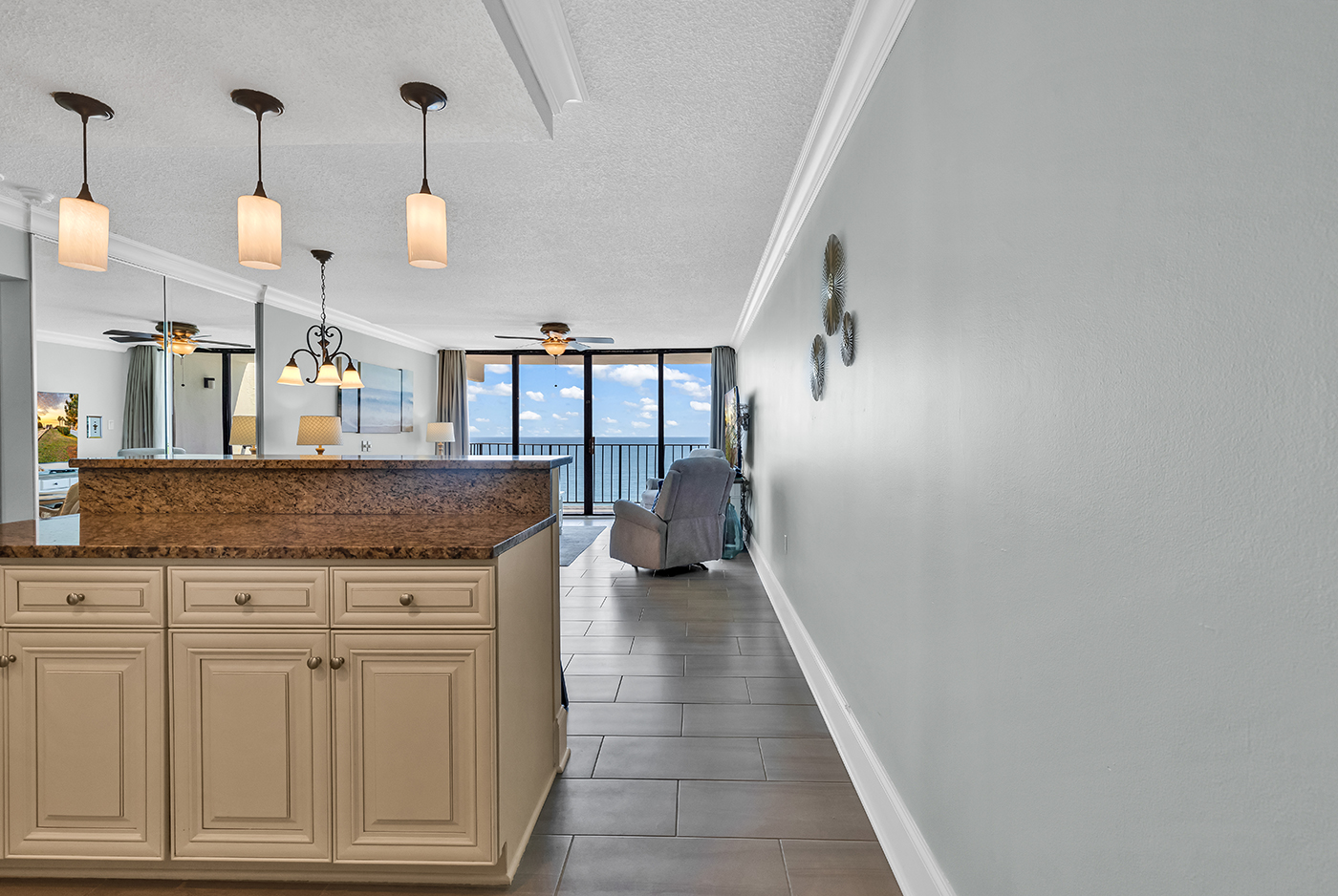 Spacious condo located on the 9th floor