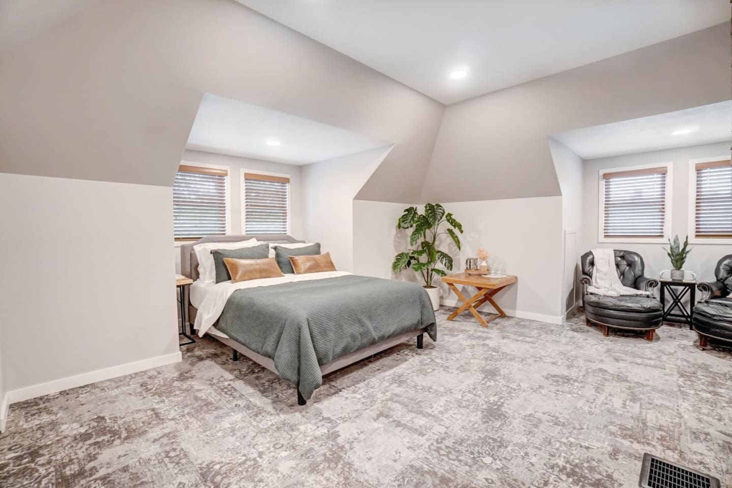 Bedroom 5 (Queen)