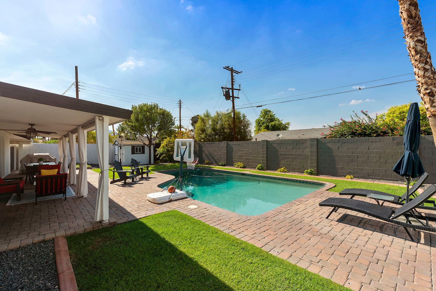 Perfect diving deep swimming pool. BBQ from the patio, play basketball in the pool.
