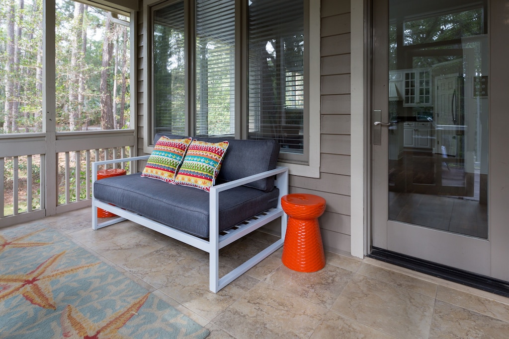 Screened in porch great for morning coffee or afternoon adult beverages!