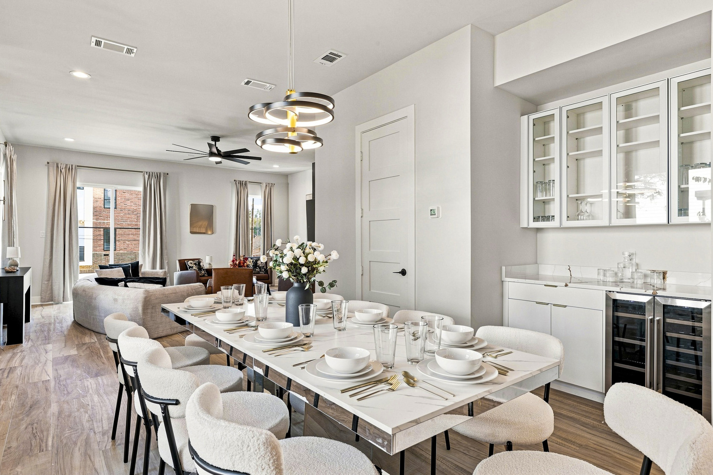 Elegant space for gatherings with modern decor and panoramic views!