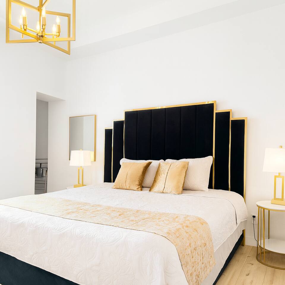 Chambre #1 avec un confortable lit King, un placard et une commode.

L'entrée arrière du condo arrive dans cette chambre.