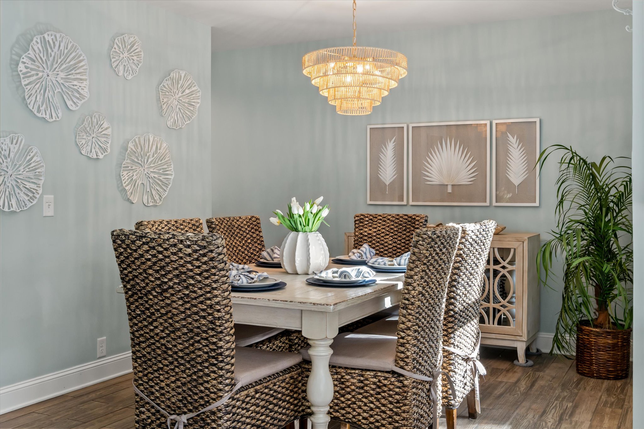 Beautiful dining for 6