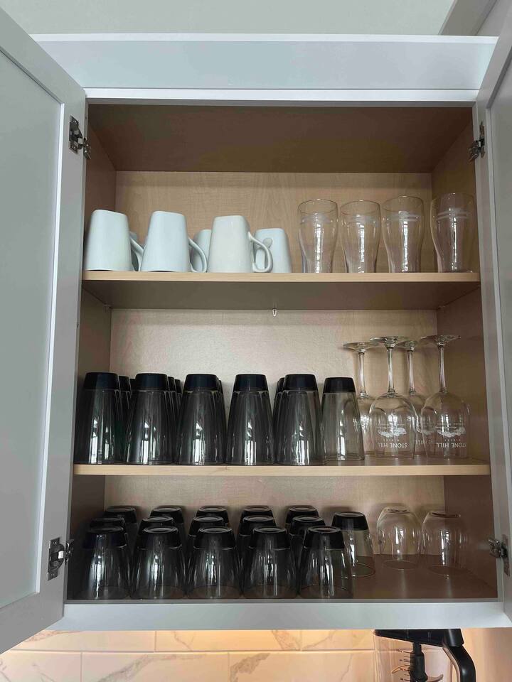Glasses, coffee mugs, wine glasses