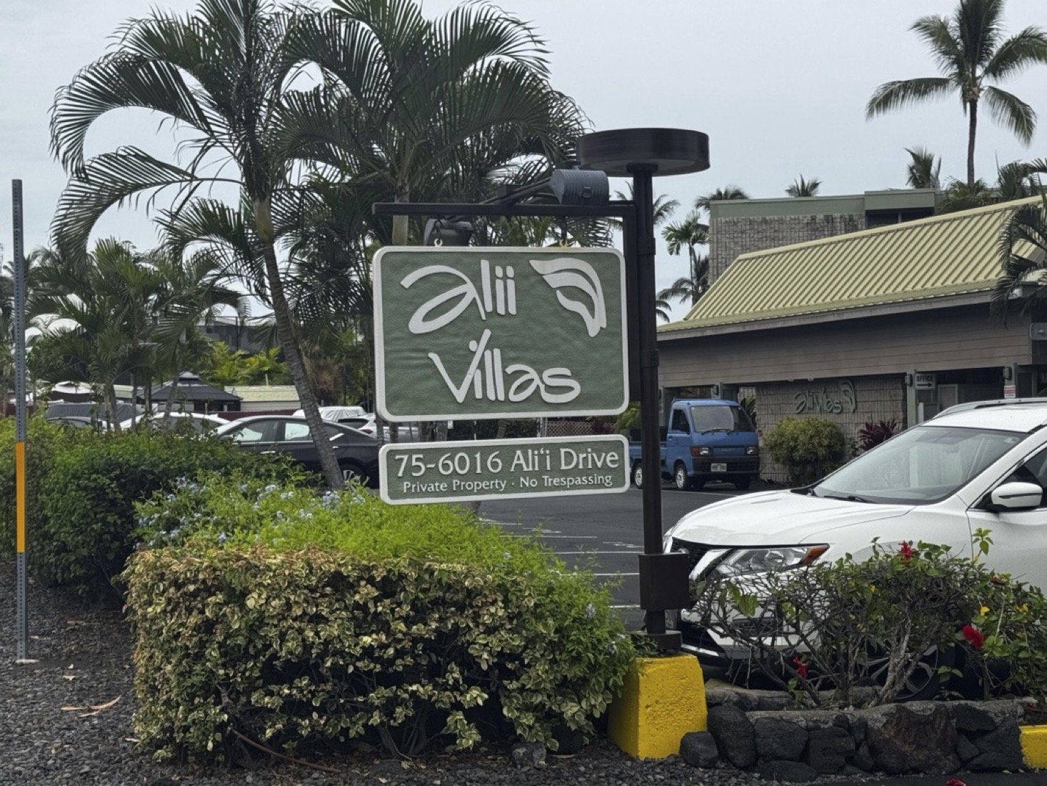 Ali'i Villas roadside sign at 75-6016 Ali'i Drive