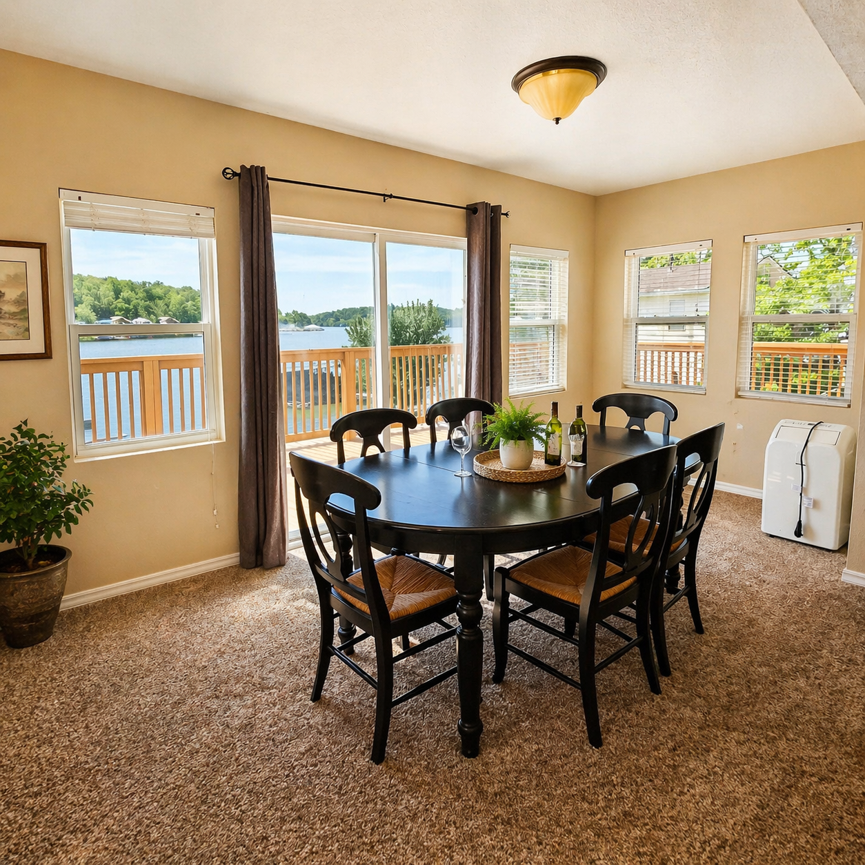 Buccaneer Bay 28 Dining