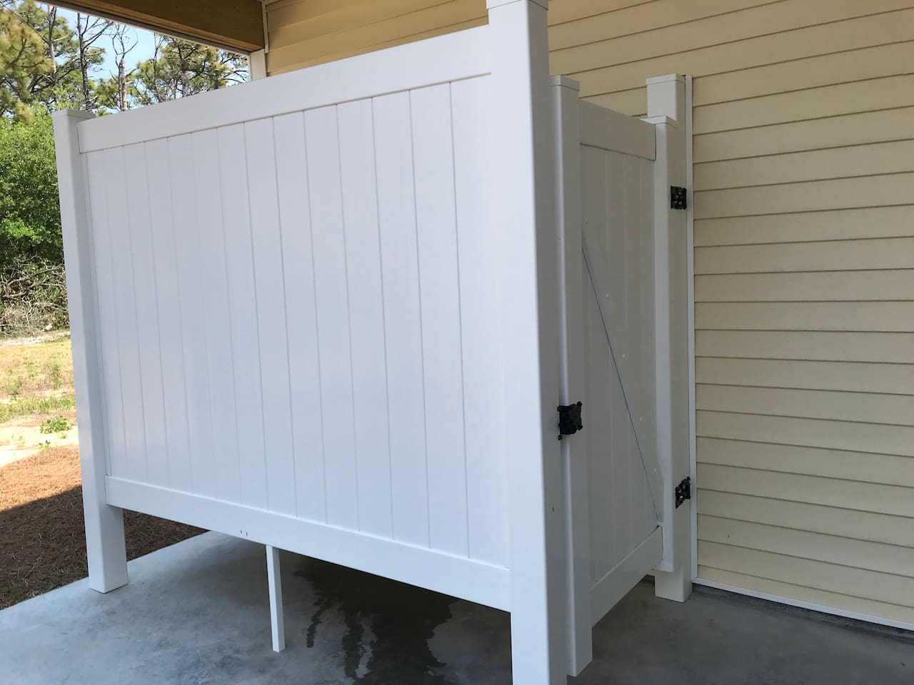 Wash the sand off your feet and get clean in this private, fully enclosed outdoor shower with hot & cold water. 