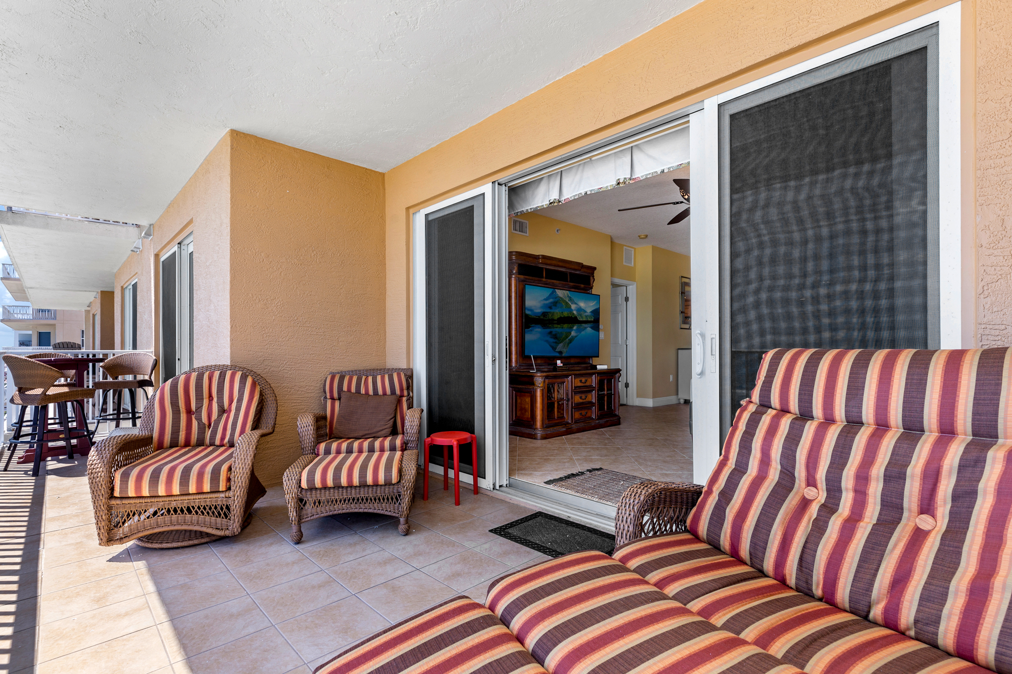 Large Balcony Comfortable Seating Options & Table