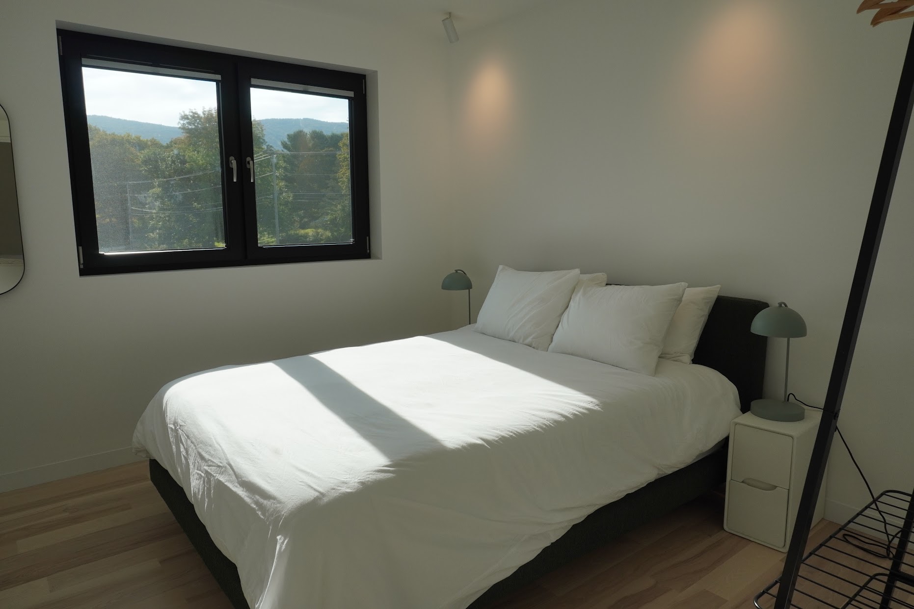 Our second queen sized guest bedroom with percale linens.