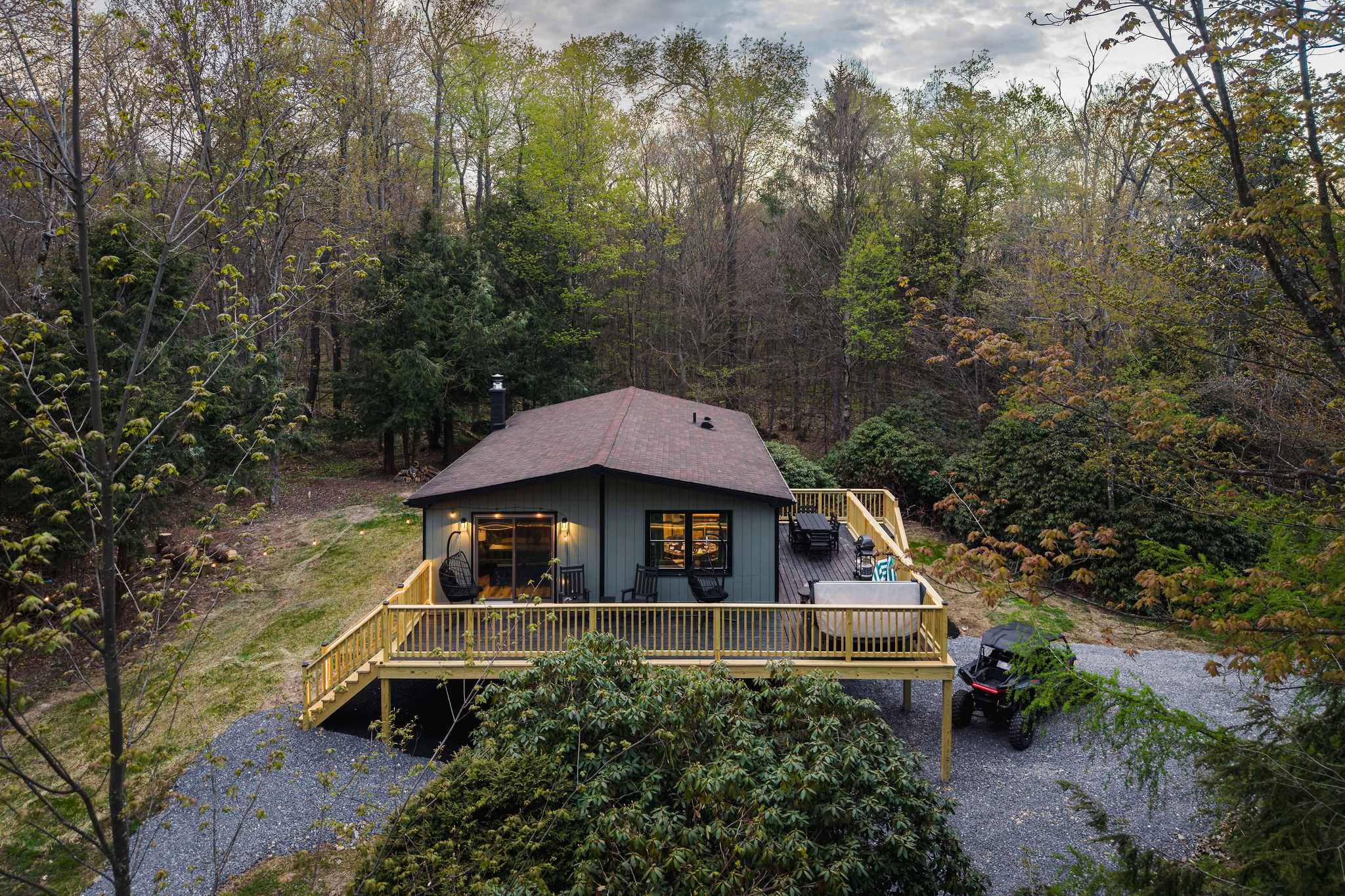 🏡 Welcome to Trailhead Chalet — a classic cabin wrapped in private forest.