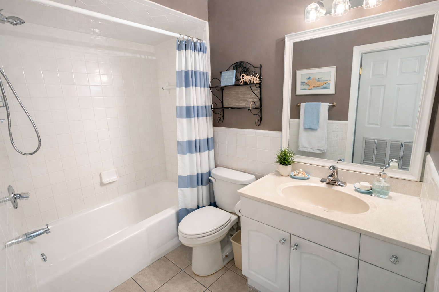 Full bathroom near guest bedroom