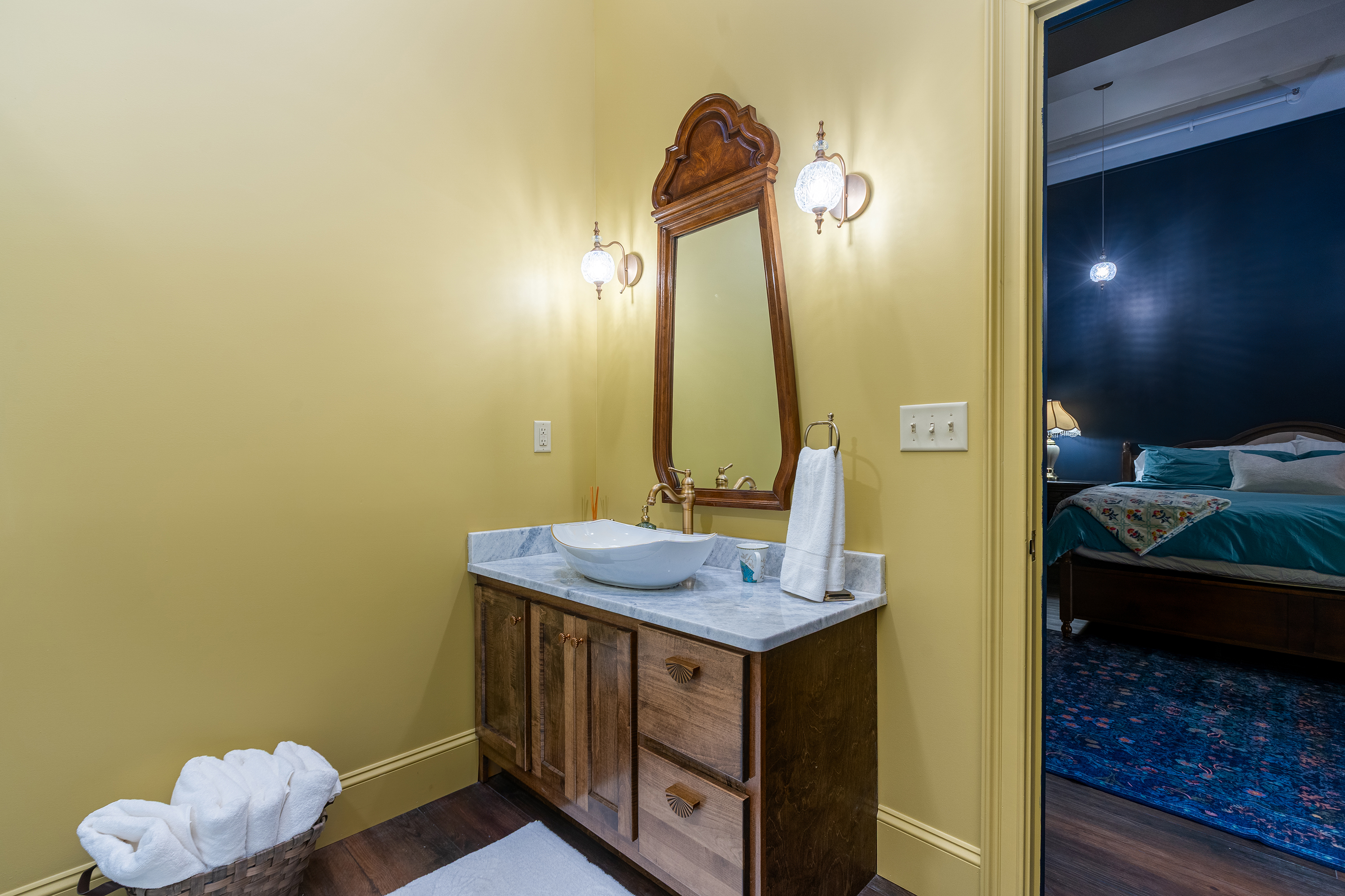 Vanity in the en-suite bathroom