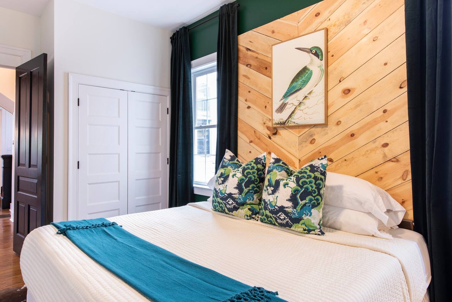 1st Floor Master*Attached Full Bath*King Bed*50" Smart TV*Large Closet with Hangers*Ceiling Fan*White Noise Machine