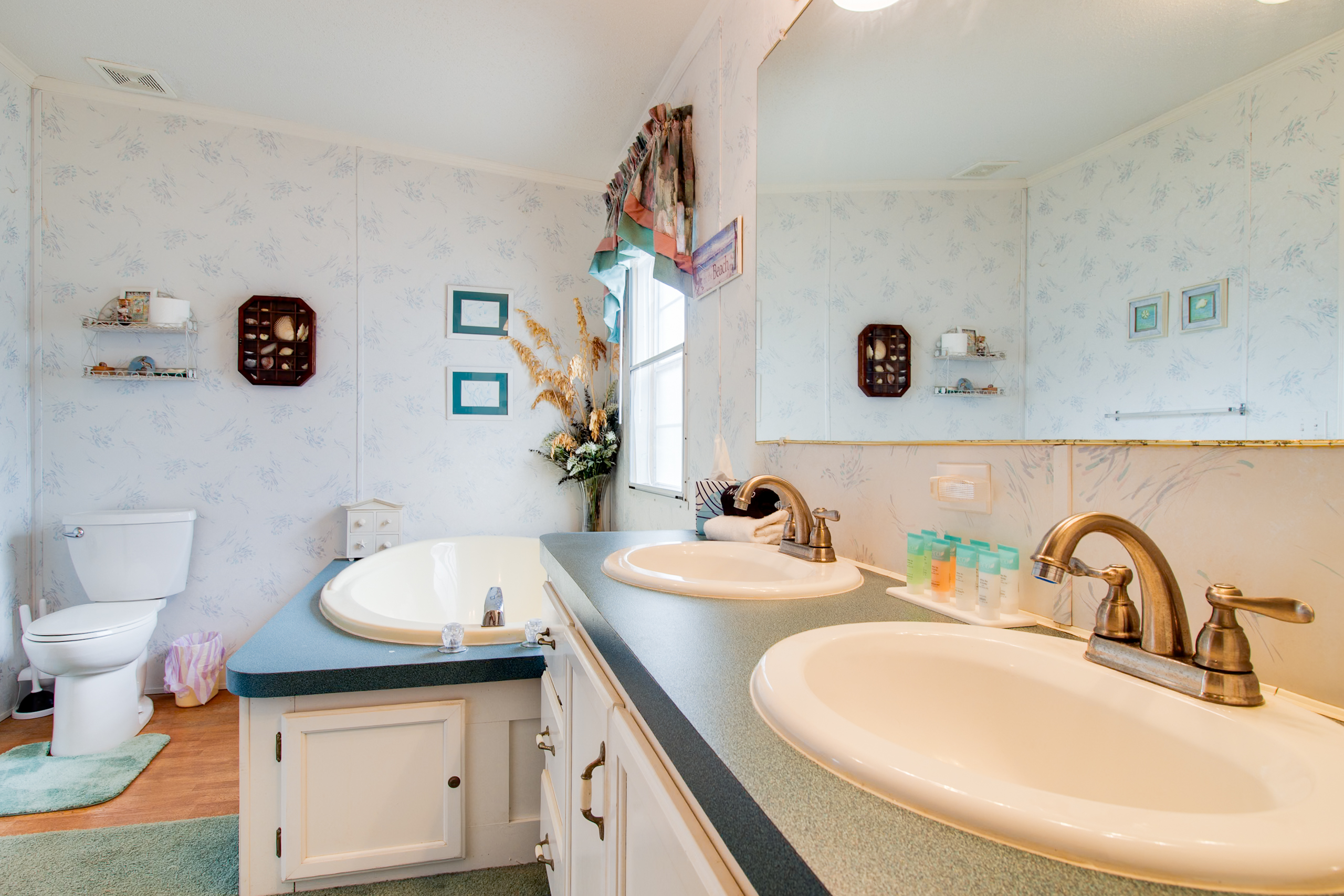 Bathroom 1: Master Ensuite