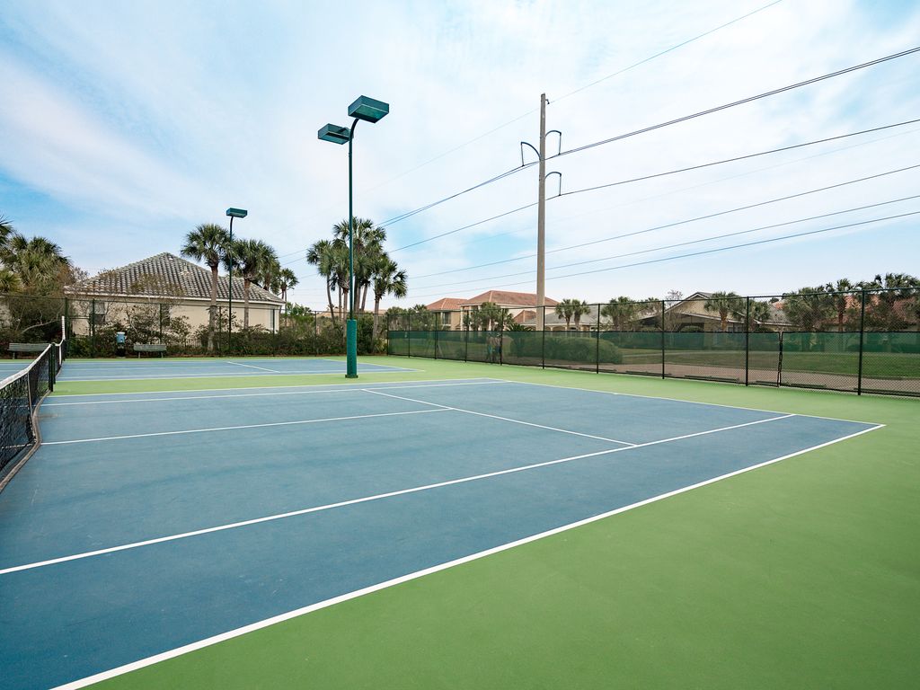 Clubhouse tennis courts — 4 rackets and 4 balls provided