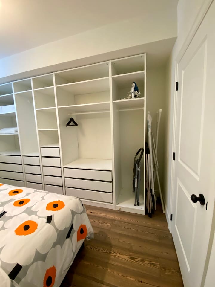 It’s show the door to the bedroom the floor are barrier free 