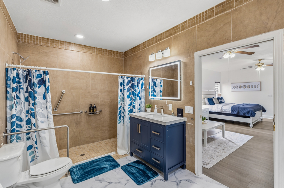 Master bathroom 1st floor