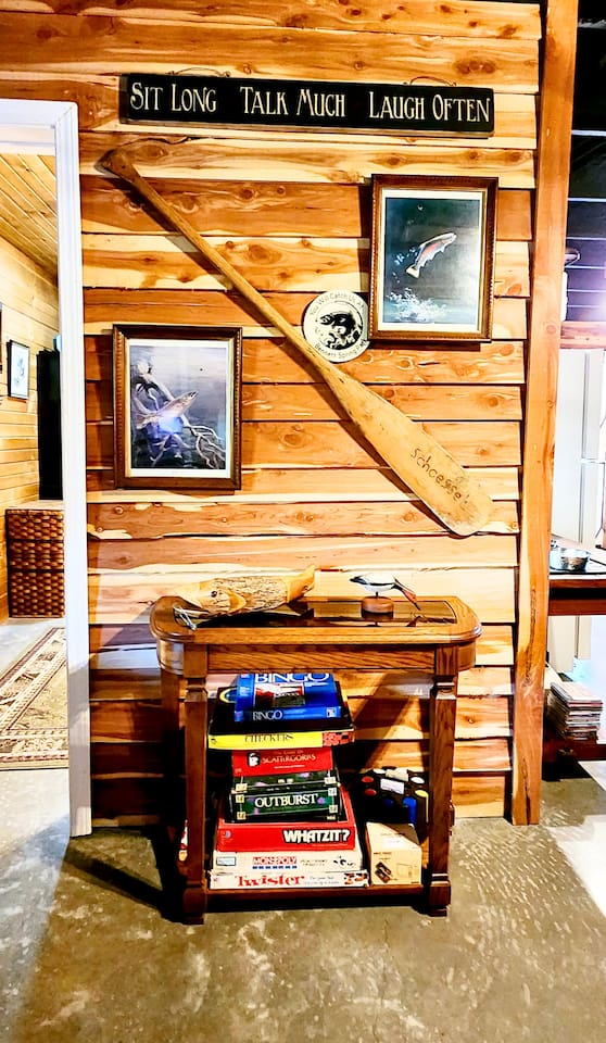 A corner made for memories, board games, fish-themed art, and a friendly reminder to “Sit Long, Talk Much, Laugh Often.” The perfect spot to wind down, share stories, or spark some good-natured competition during your cabin stay