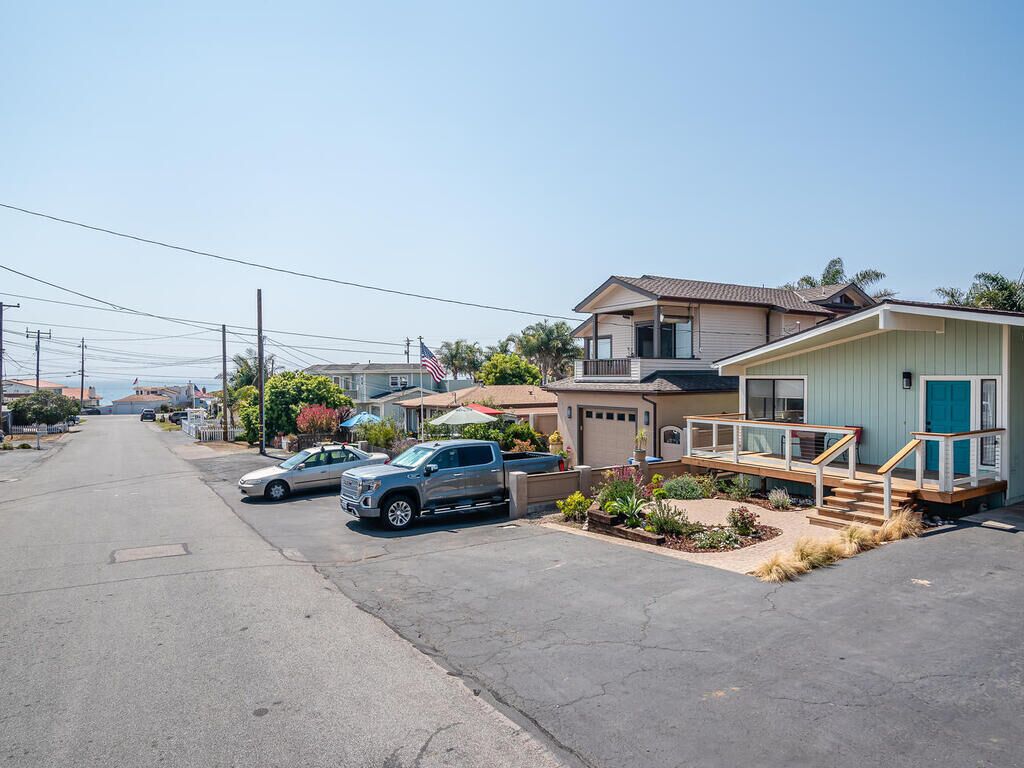 1/2 block to the beach access