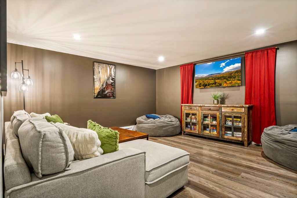 Movie nights just hit different in the mountains. 🎥✨ Sink into the sectional, grab a blanket, and let the good times roll — cozy comfort meets cinematic vibes at Sunday Basecamp.