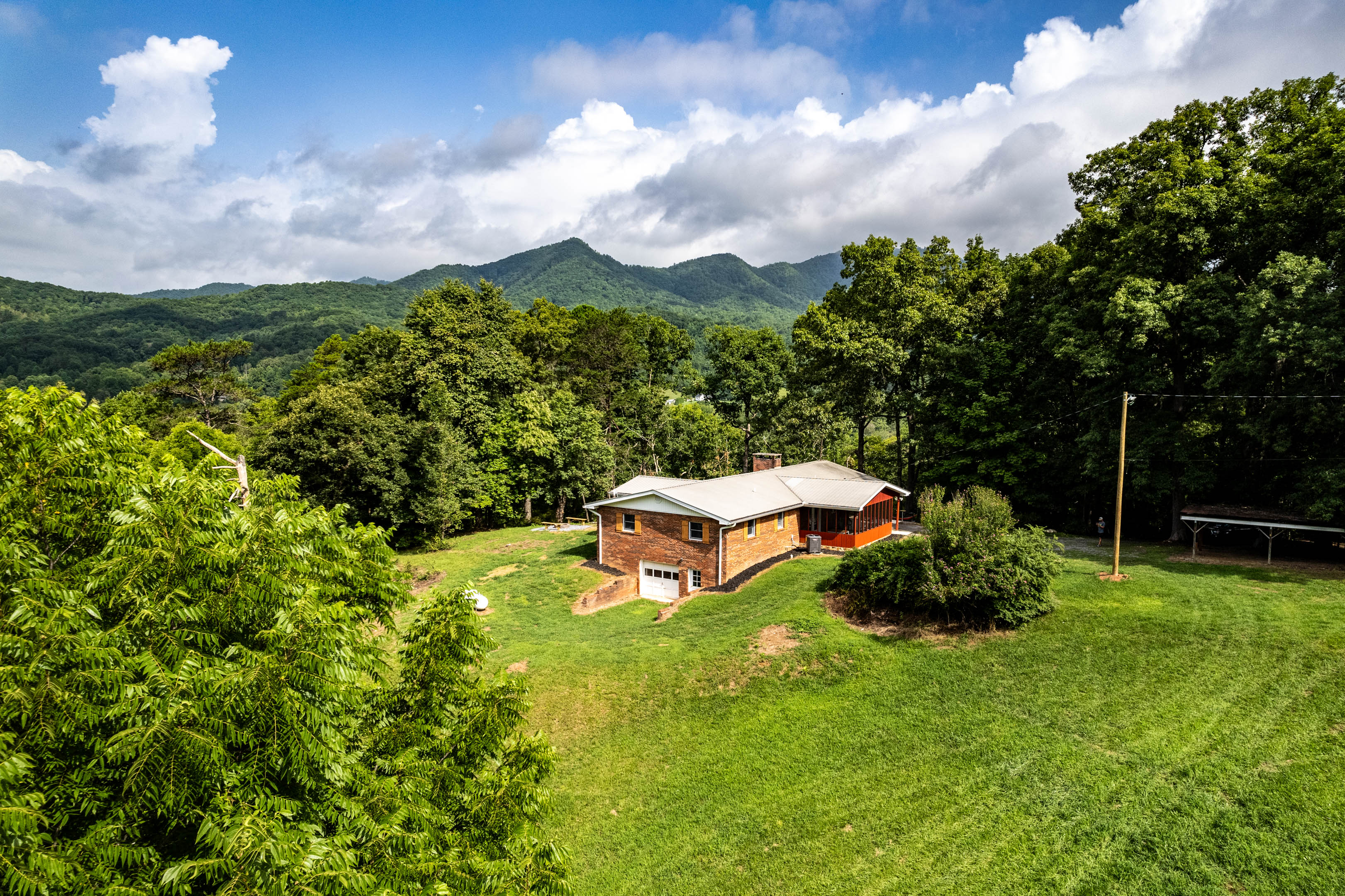 The property is a hilltop oasis and a true smoky mountain home! Extremely private, easy access, minutes away from Great Smoky Mountains National Park and downtown Bryson City NC. 