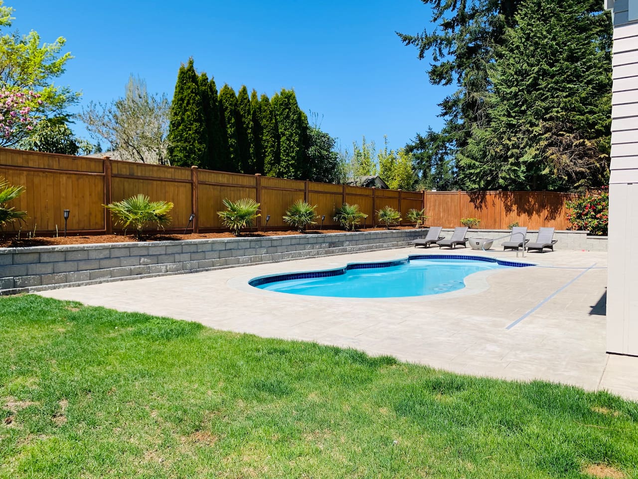 Green areas by the outdoor pool