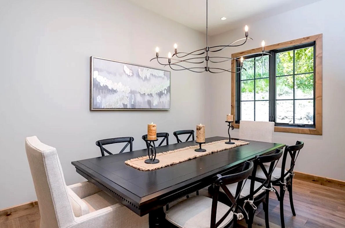 Dining Area- seats 6