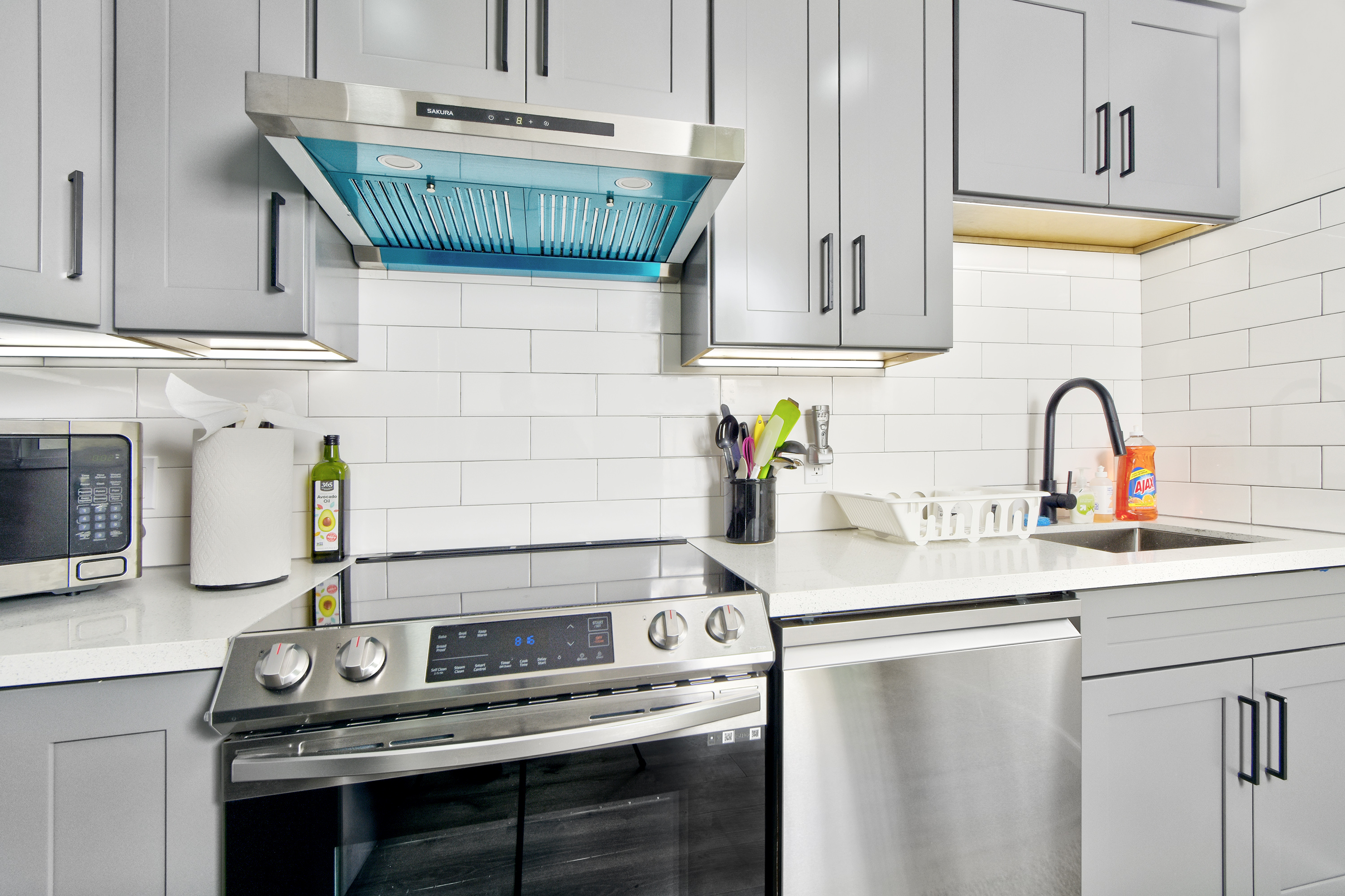 06-1362-shortridge-unit-b-jadu-kitchen-electric-range-with-vent-hood.jpg