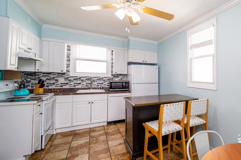 Fully equipped kitchen perfect for that home cooked meal by the beach.