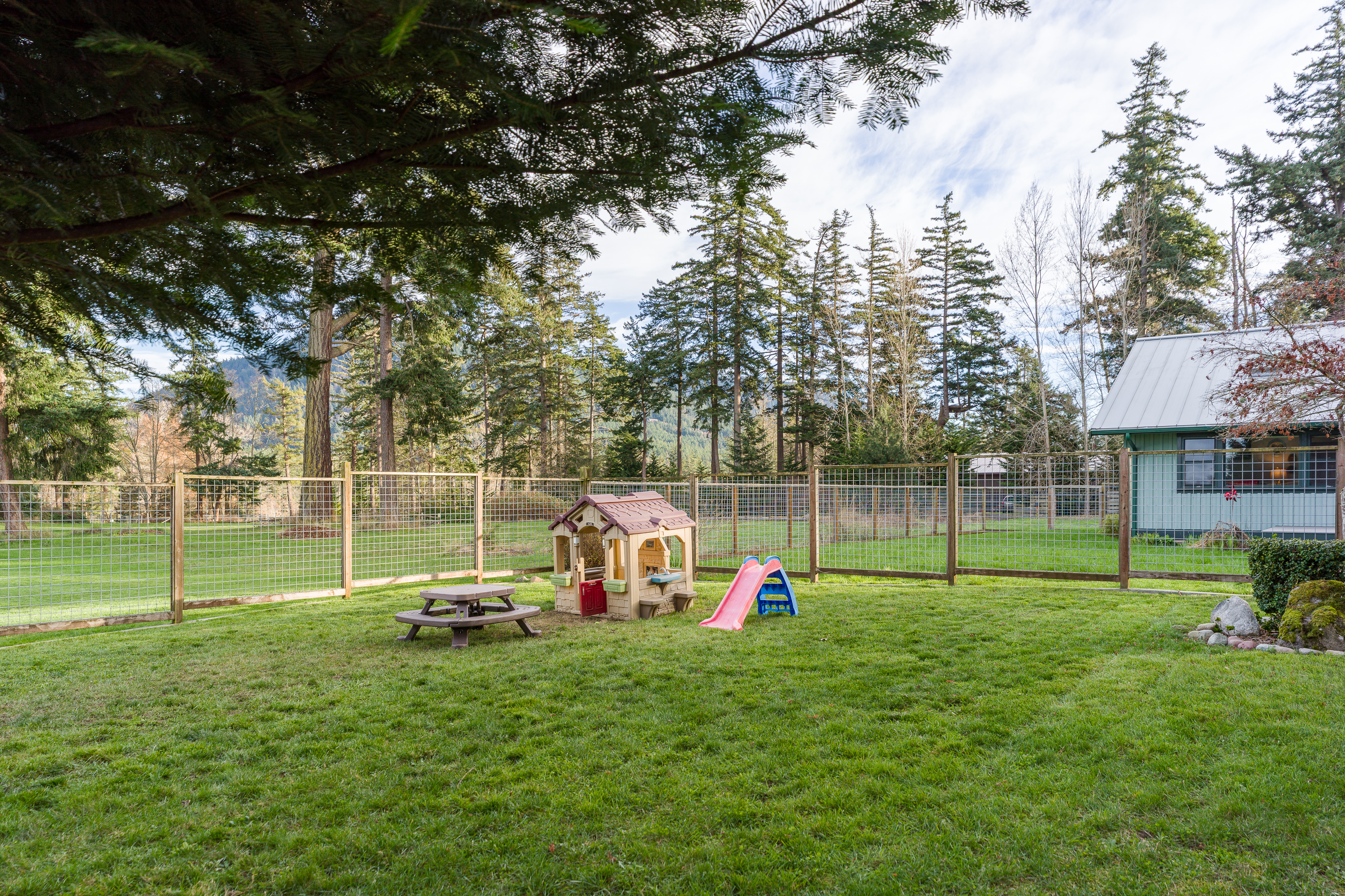 Let their imagination run wild in this outdoor play area complete with playhouse, picnic table and slide.  So much fun for little adventurers.