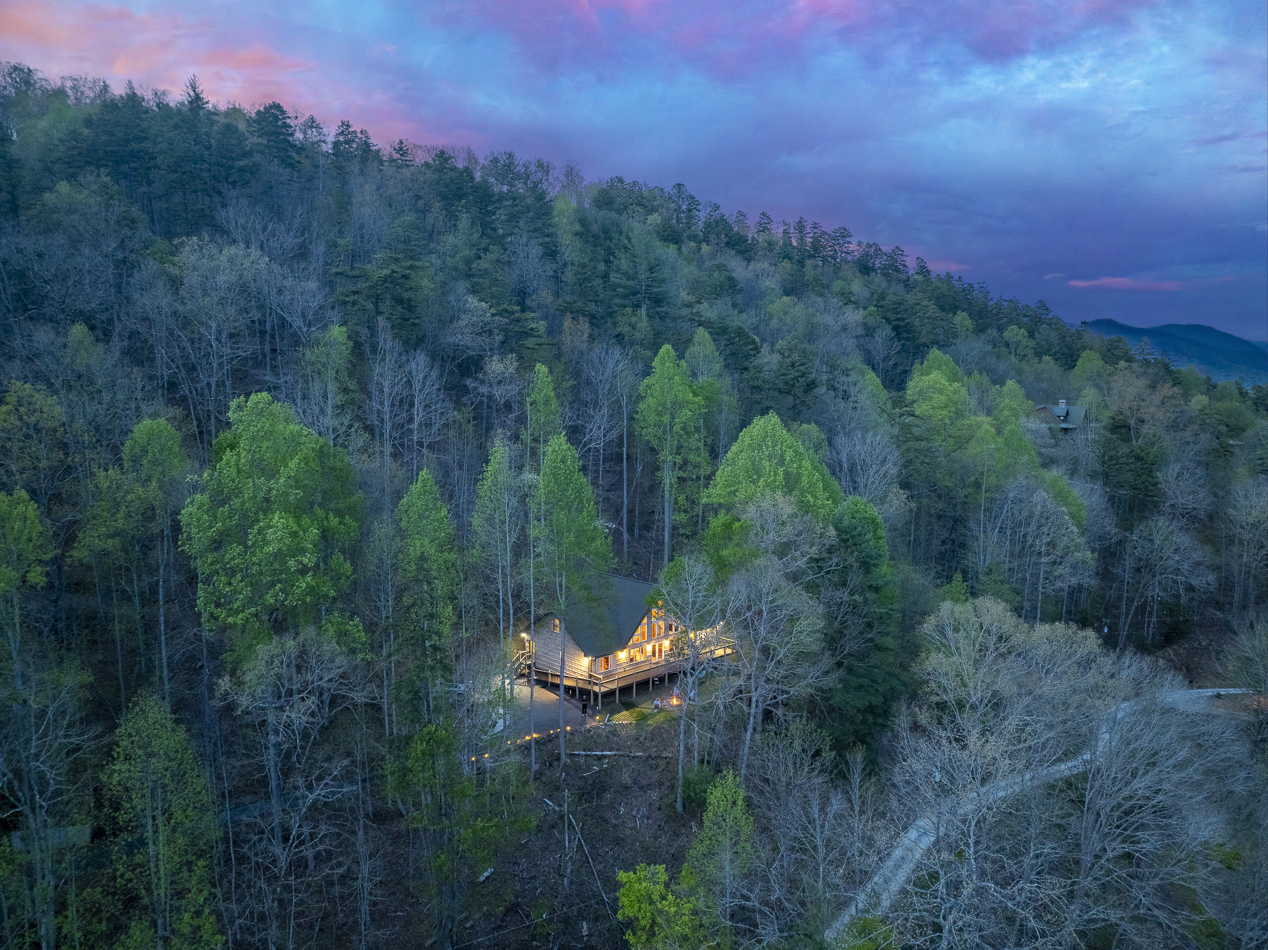Charming Cabin: Experience serene mountain views and evening tranquility in this woodland retreat!