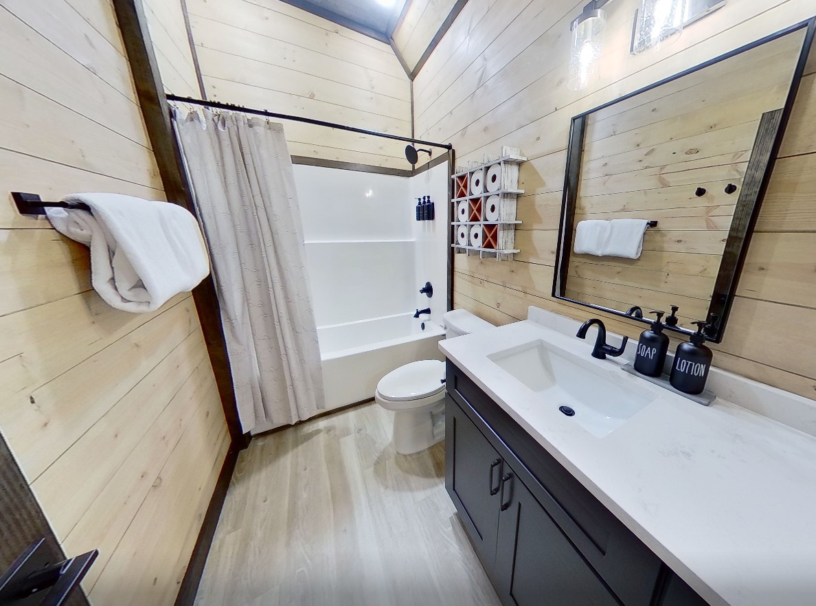 Floor 1 - Game Room: Full Bathroom