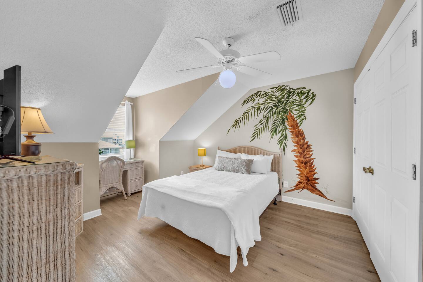 East upstairs queen bedroom