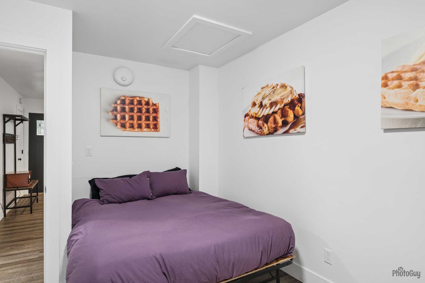 Single queen bedroom
