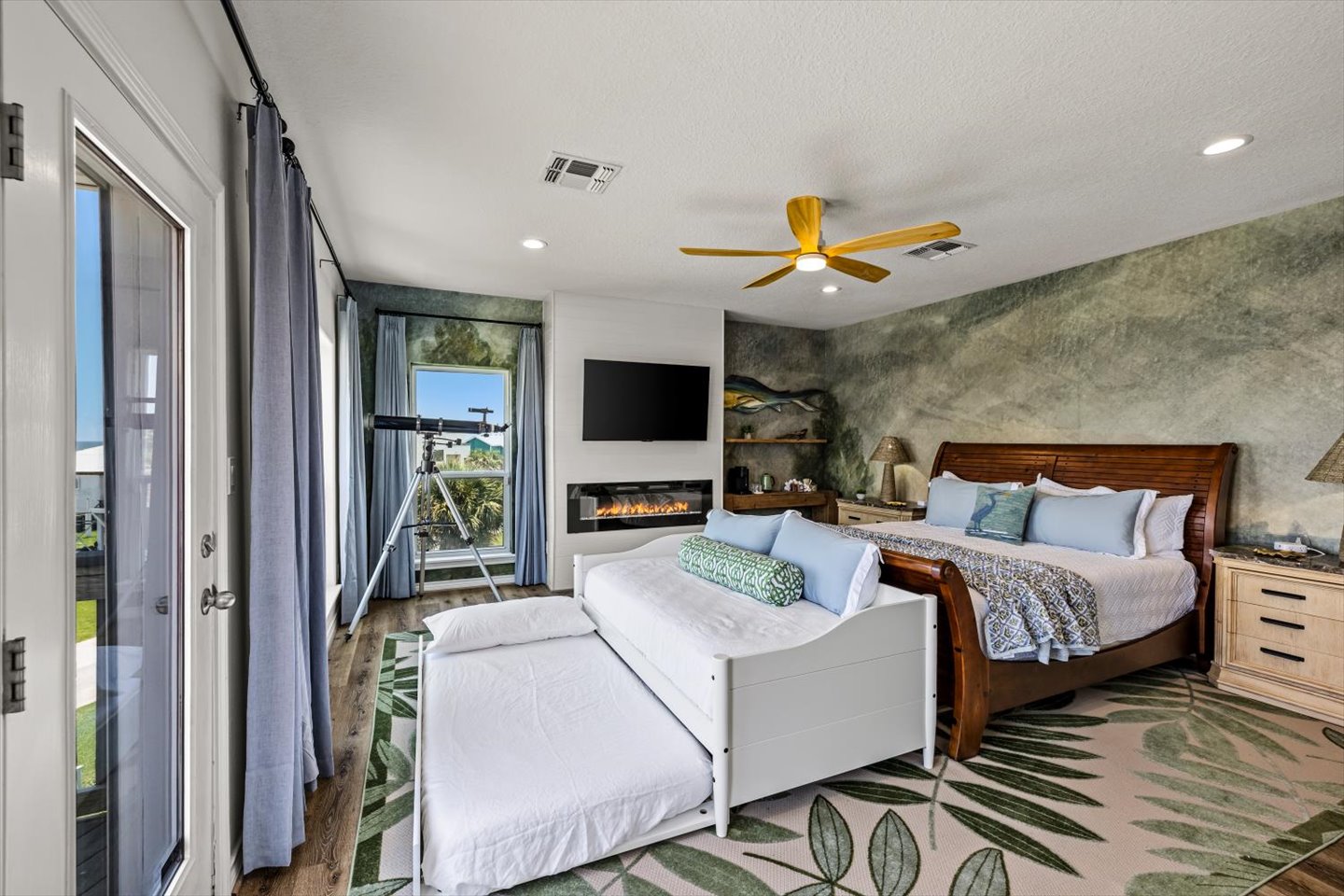 The day bed in the Intercoastal Waterway Primary Suite is multi purpose, on purpose!  Curl up with a book to relax and enjoy the views.  Or utilize as two twin beds - your choice. 