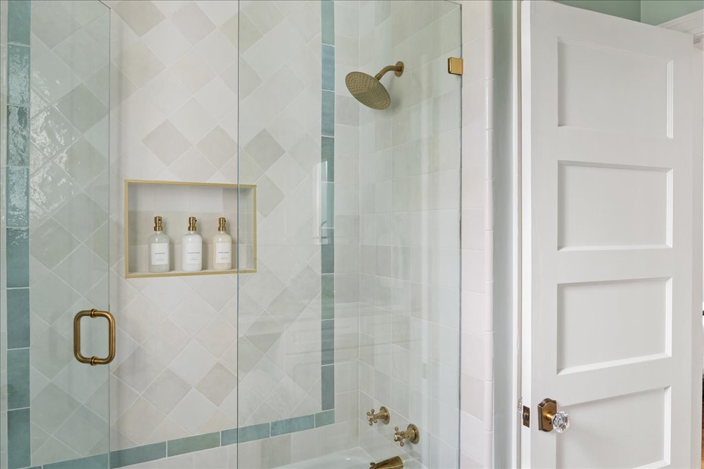 Shower/Tub Combo, Toiletries Provided