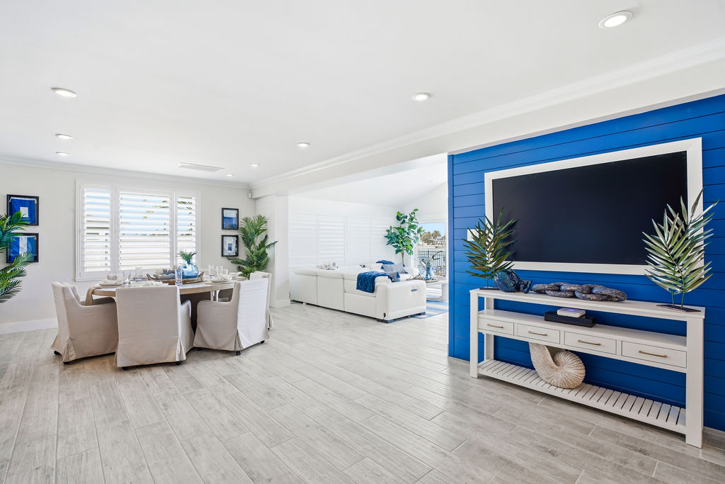 Whether it’s breakfast before the beach or dinner after a sunset cruise, great memories are made around this table.