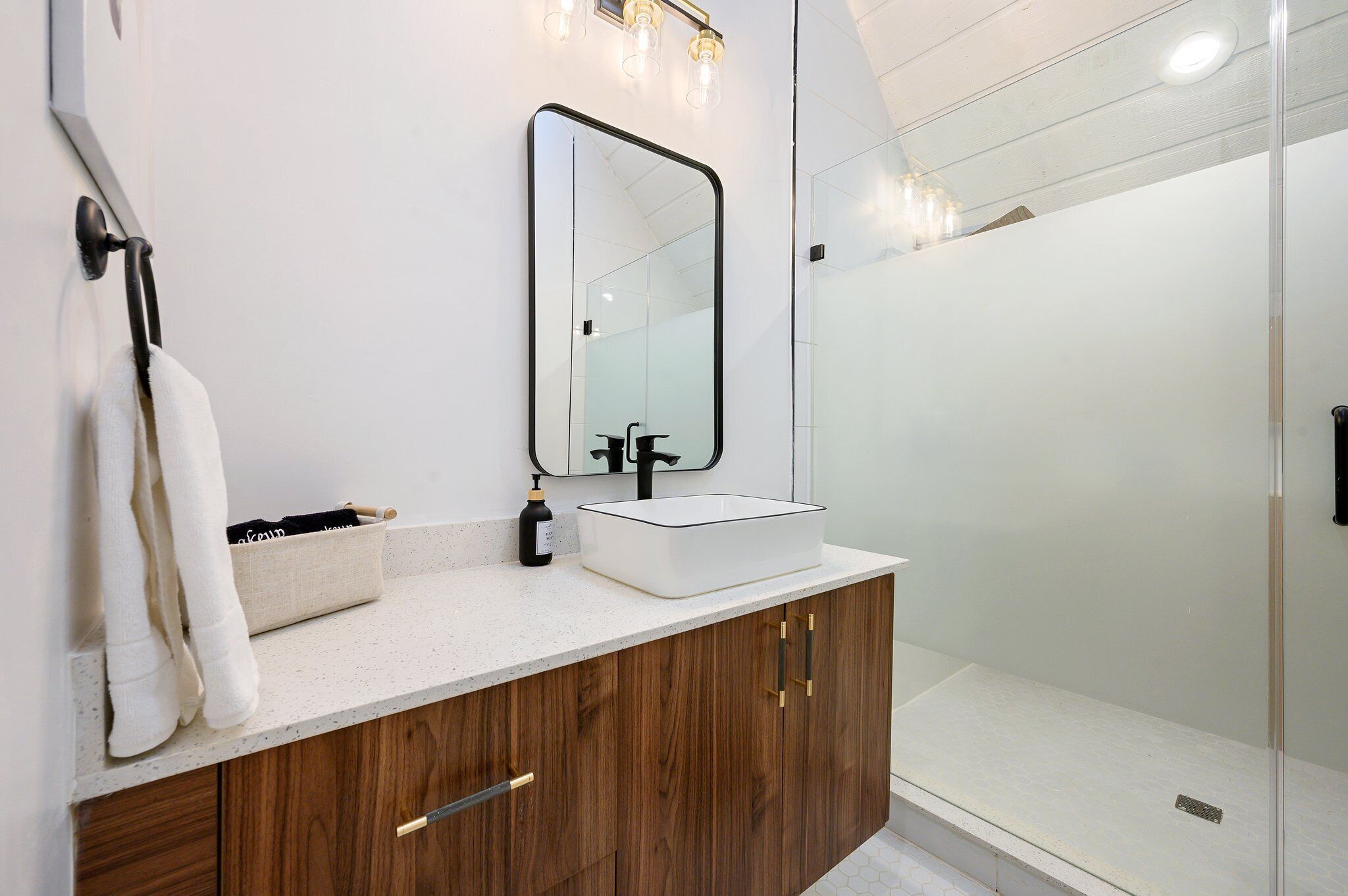 A bright bathroom that keeps mornings moving smoothly.