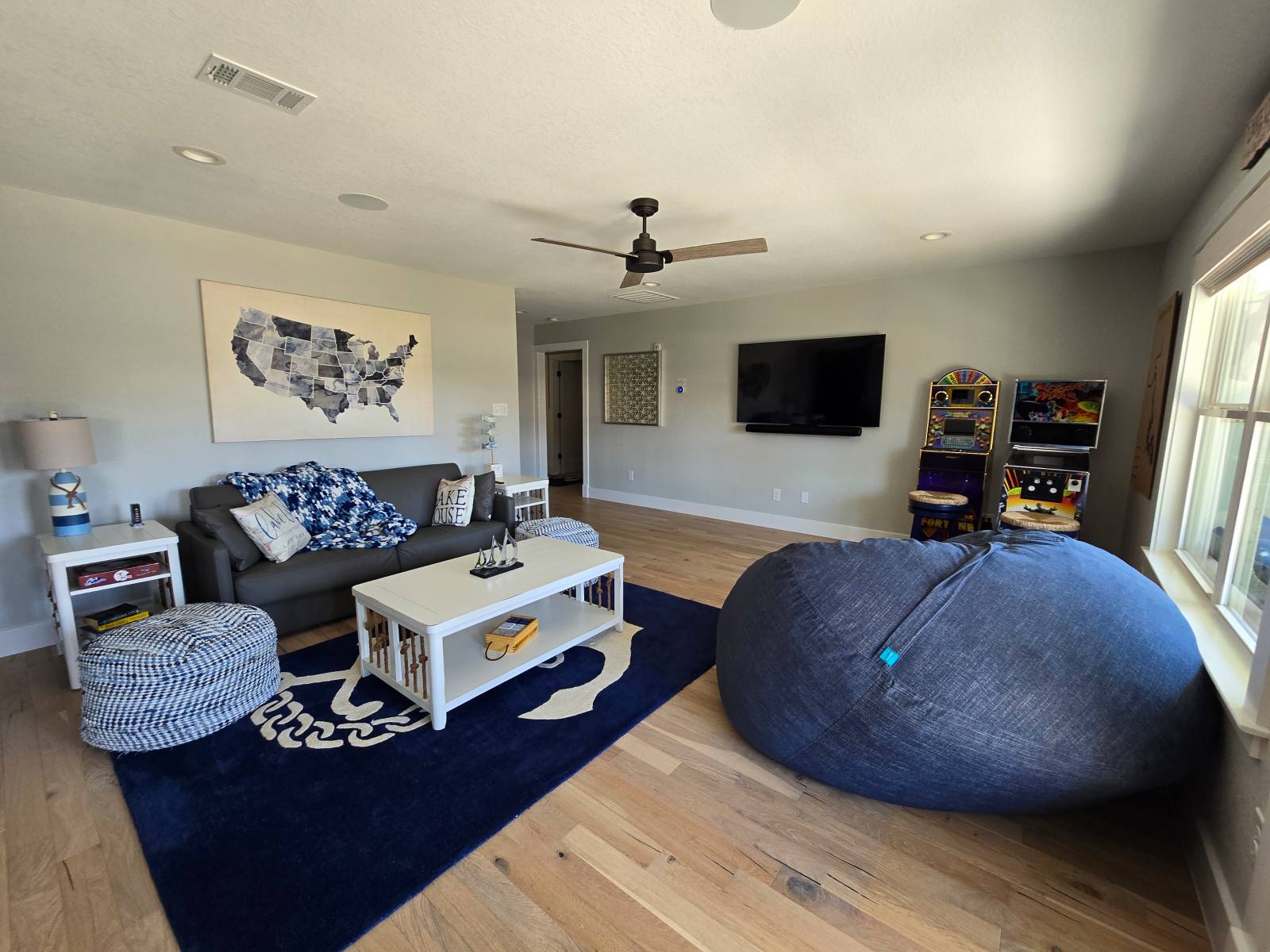 Game Room w/ pullout couch (queen)